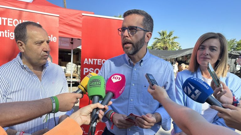Kiko Calderón (centro), junto a los número 2 y 3 de la lista del PSOE de Antequera, Lola Melero y José Luis Ruiz Espejo