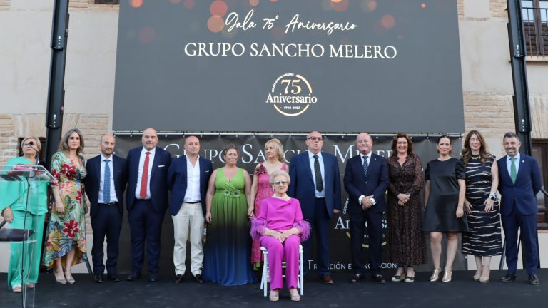 Autoridades y responsables del Grupo Sancho Melero, en la gala de celebración del 75 aniversario