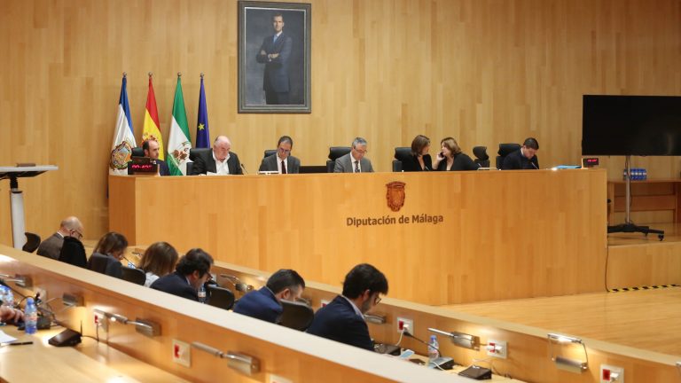 Bancada del PP y Presidencia del pleno de la Diputación de Málaga (diciembre 2022)