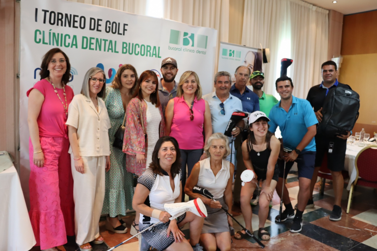 Foto de los compañeros de Clínica Dental Bucoral junto a los ganadores del torneo