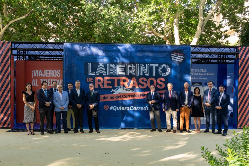 Foto de familia de los asistentes a la inauguración del Laberinto de Retrasos del Corredor Mediterráneo en Antequera (junio 2023)