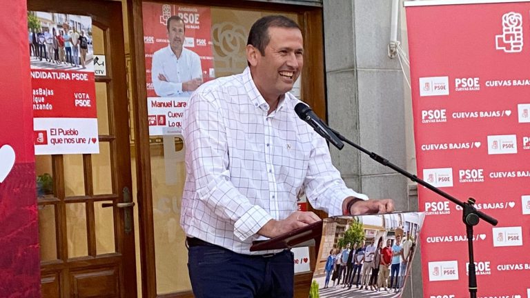 Manuel Lara, alcalde de Cuevas Bajas, durante la pasada campaña electoral (Foto PSOE Cuevas Bajas)