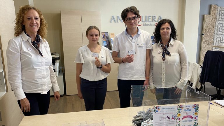 Personal de la Oficina de Turismo con las papeleta ganadoras del sorteo Comprar en Antequera tiene premio