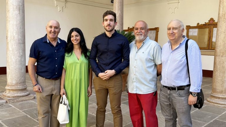 Puche (centro), junto a miembros de Ciudadanos Antequera (junio 2023)