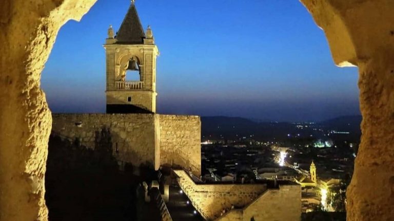 Vista de la torre del Homenaje desde la torre Blanca de la Alcazaba de Antequera