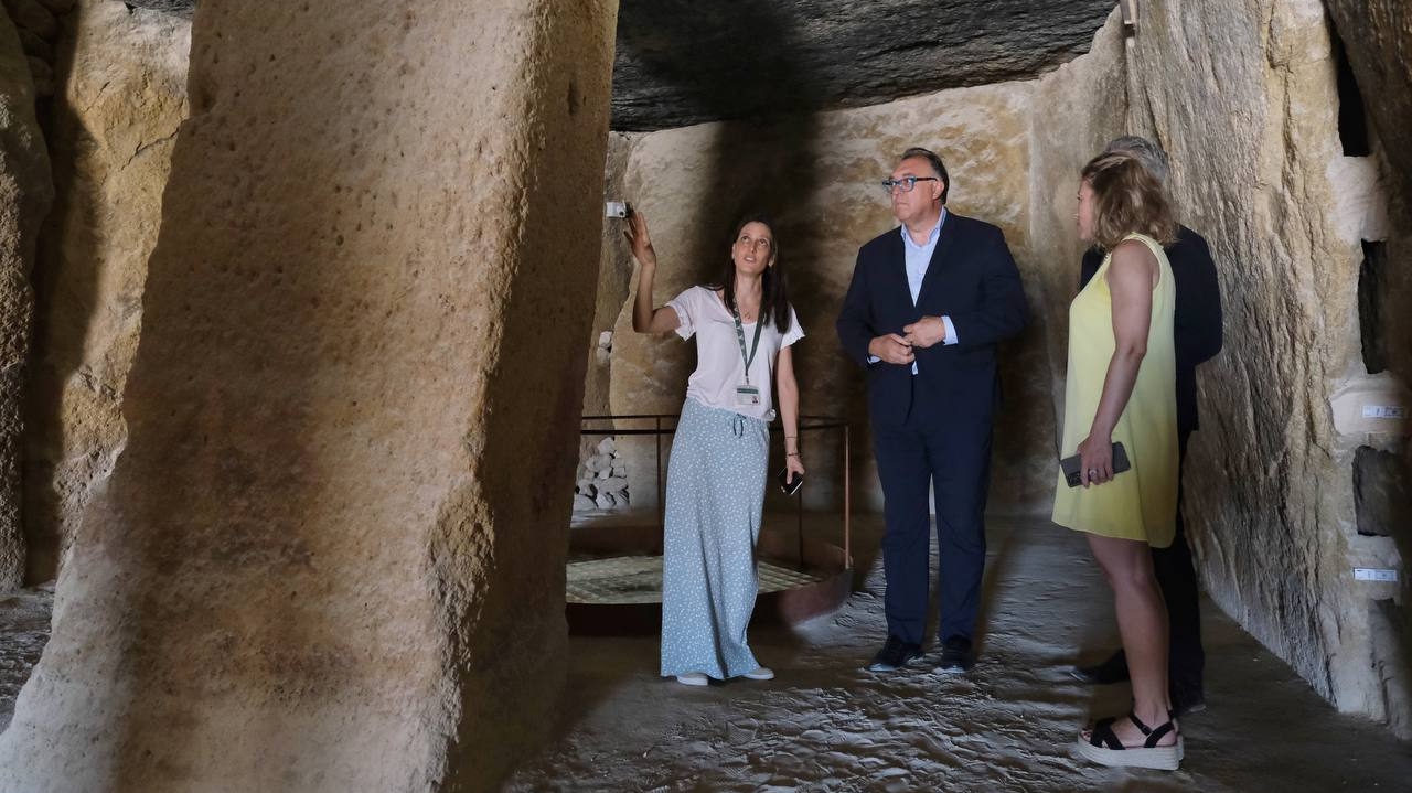 Arturo Bernal (centro), en su visita al Dolmen de Menga (julio 2023)
