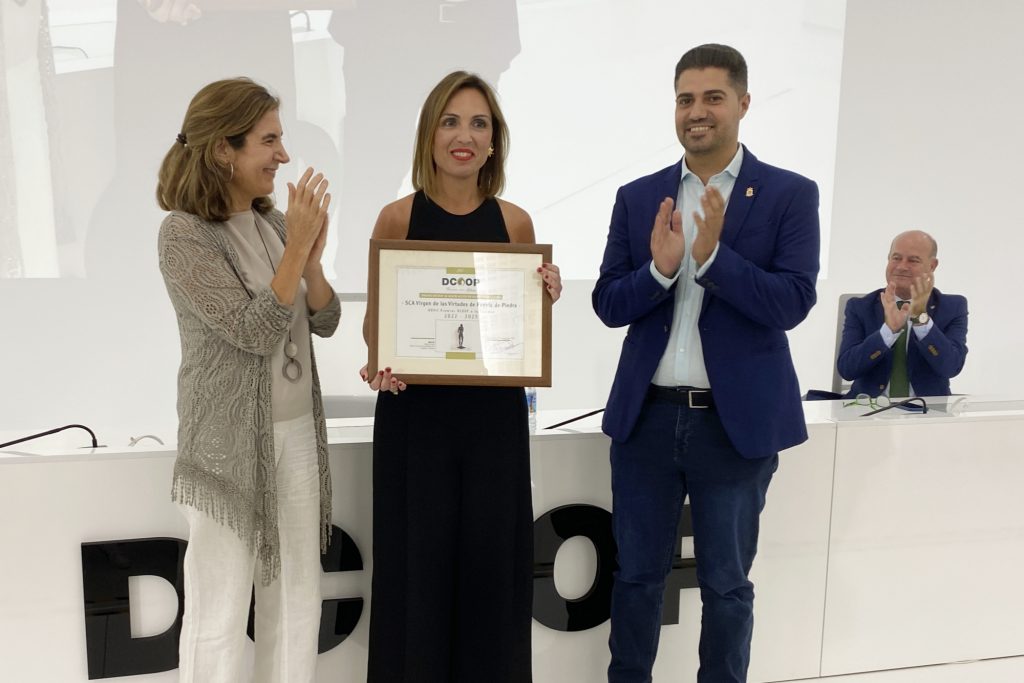 Carmen Bernal, presidenta de la SCA Virgen de las Virtudes recoge el Premio Dcoop 2022-23 al Mejor Aceite de Oliva Virgen Extra (Mejor Depósito)