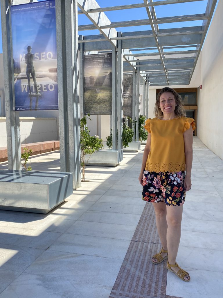 Carmen Mora, en la entrada del Museo del Sitio de los Dólmenes de Antequera (julio 2023)