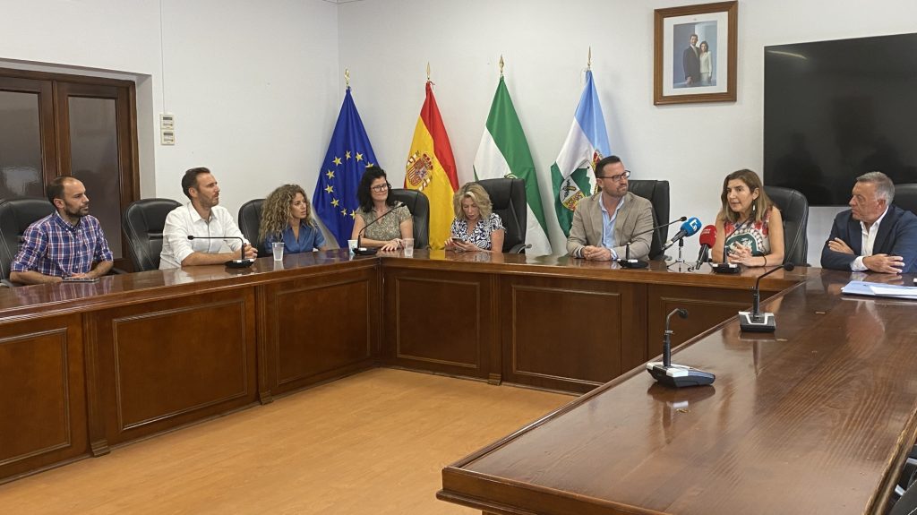 Comparecencia de la consejera de Empleo, Rocío Blanco, y el equipo de Gobierno de Sierra de Yeguas en el salón de plenos (julio 2023)