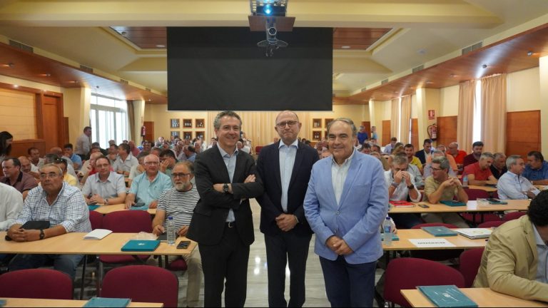 Eduardo Baamonde, presidente de Cajamar; Manuel Gómez Galera, secretario general de Agricultura de la Junta, y Antonio Luque, presidente de Dcoop (julio 2023)