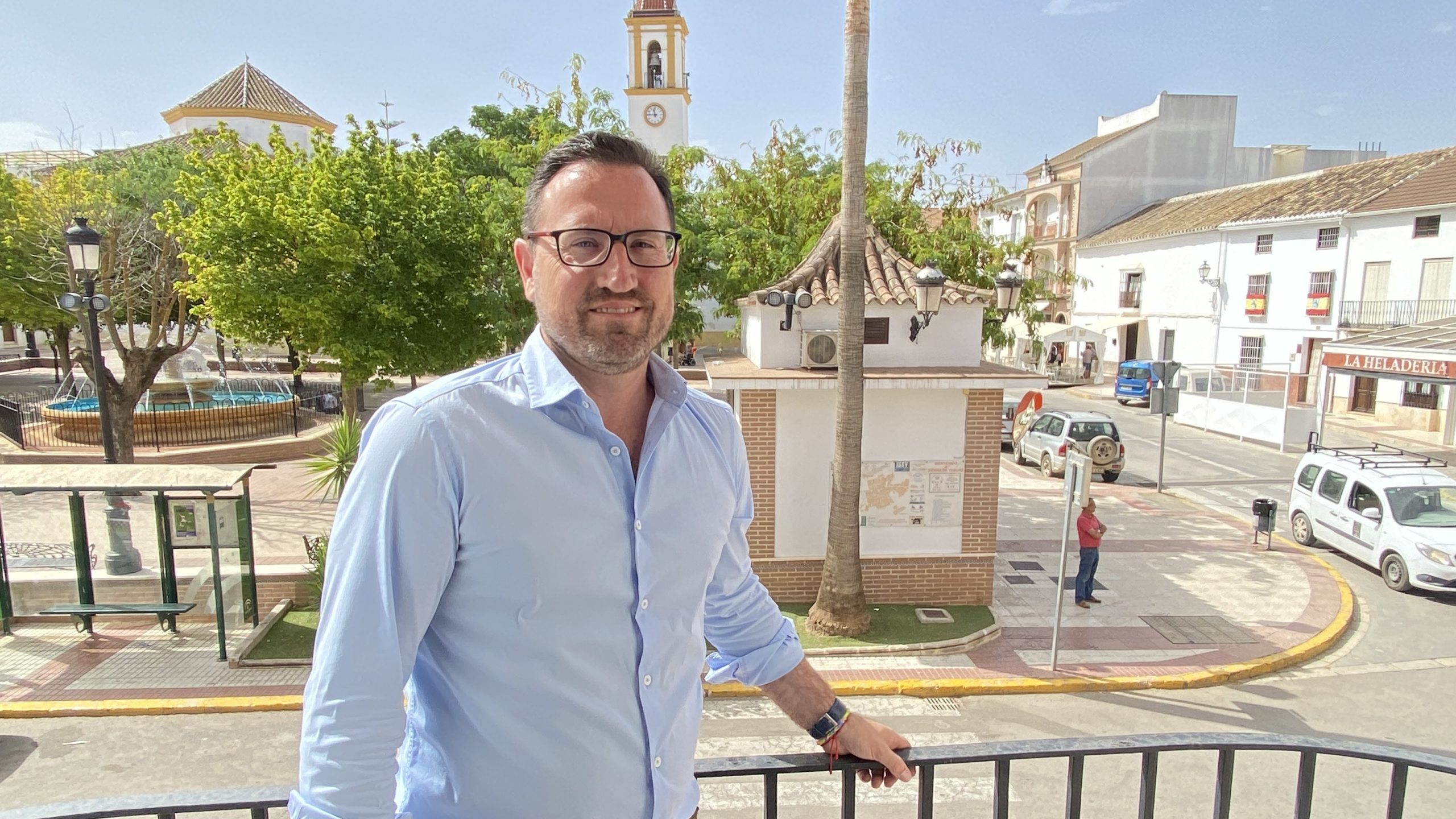 El alcalde de Sierra de Yeguas, Miguel Ángel Sánchez, con la plaza de Andalucía al fondo (julio 2023)