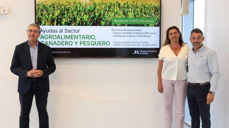 Francisco Salado, Esperanza González y Juan Rosas, en la presentación de las ayudas de la Diputación al sector agrícola y ganadero (julio 2023)