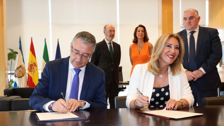 Francisco Salado y Carolina España firmando el acuerdo del plan Cajeros Automáticos para los Pueblos (julio 2023)