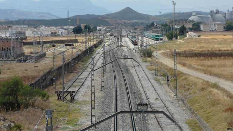 Línea ferroviaria entre Antequera y Algeciras, llegando a Bobadilla Estación