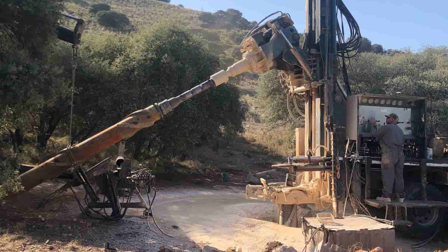 Maquinaria para la construcción de un nuevo pozo en Archidona