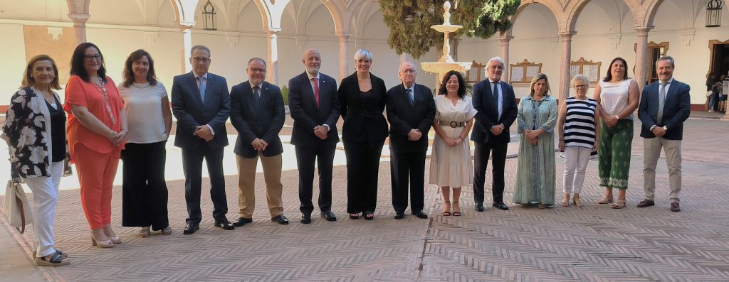 Miembros del pleno Consejo Andaluz de Colegios de Graduados Sociales en el patio del Ayuntamiento de Antequera (julio 2023)