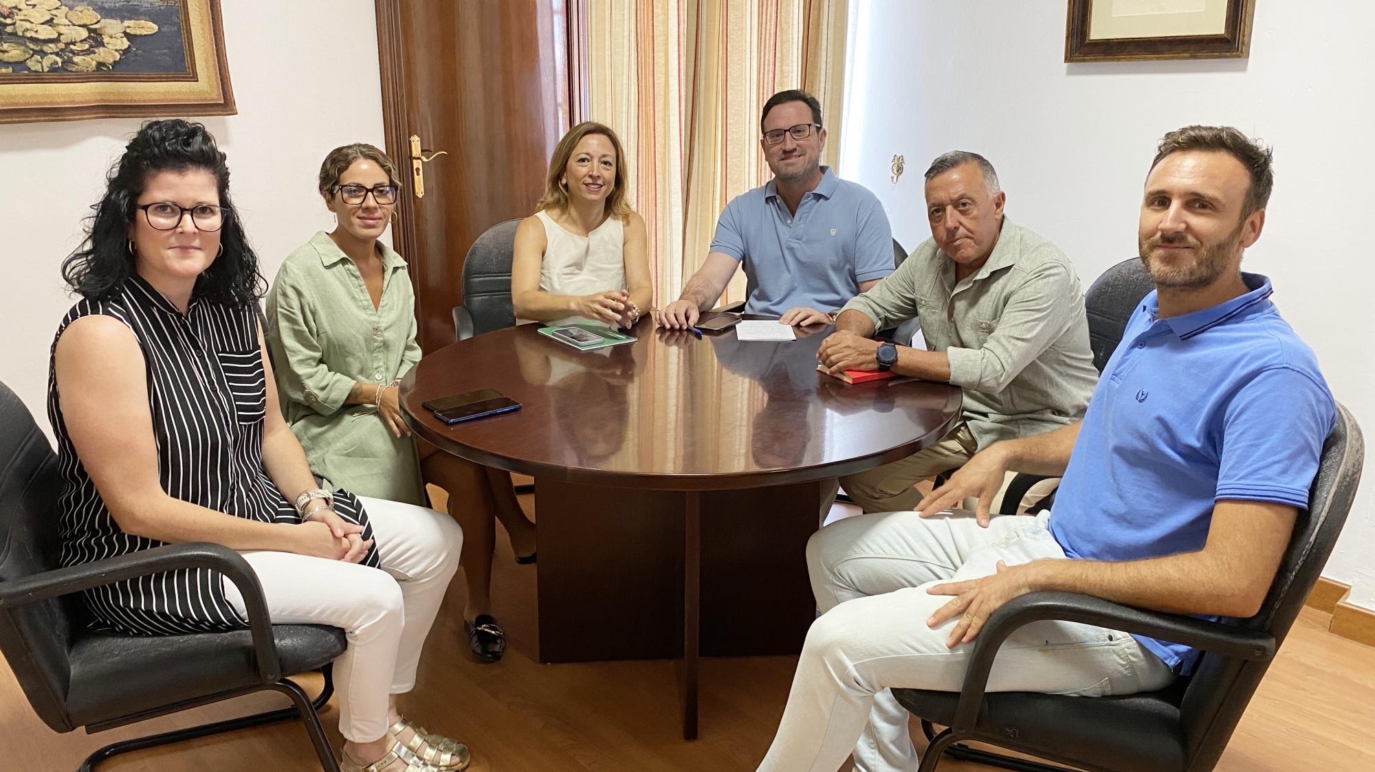 Navarro (centro), en la reunión con el equipo de Gobierno de Sierra de Yeguas