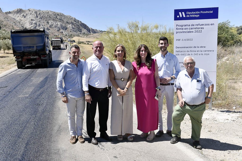 Nieves Atencia, diputada de Fomento (centro), junto al parte del equipo de Gobierno del Ayuntamiento de Antequera, en la carretera MA-4402 (julio 2023) 