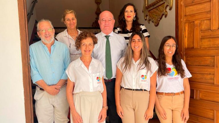 Personal de Ciudades Medias del Centro de Andalucía, junto al director del MVCA, Pepe Escalante; el alcalde Manolo Barón (centro) y la edil de Turismo, Ana Cebrián (arriba, dcha)