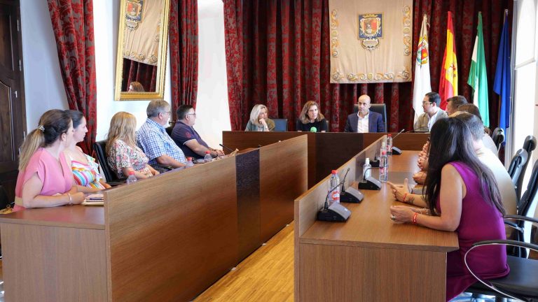 Rocío Blanco (centro), consejera de Empleo, en el salón de Plenos del Ayuntamiento de Archidona (julio 2023)