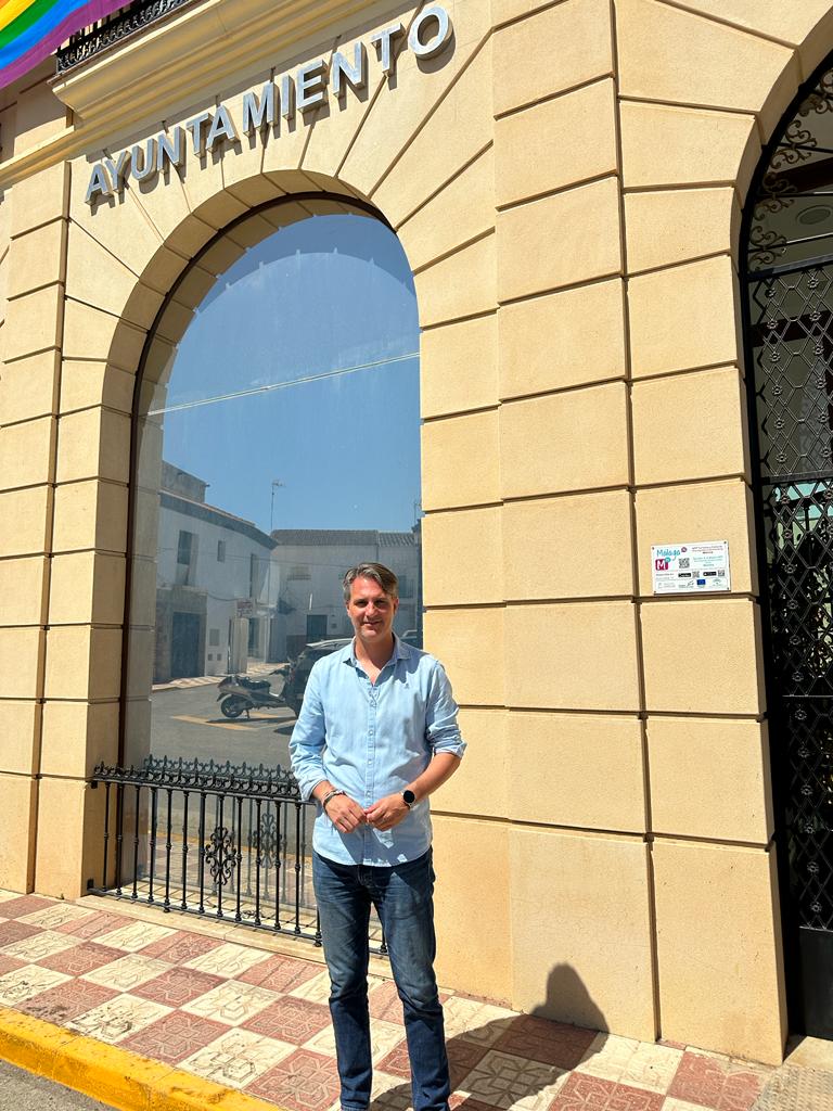 Sevillano, en la puerta del Ayuntamiento de Mollina