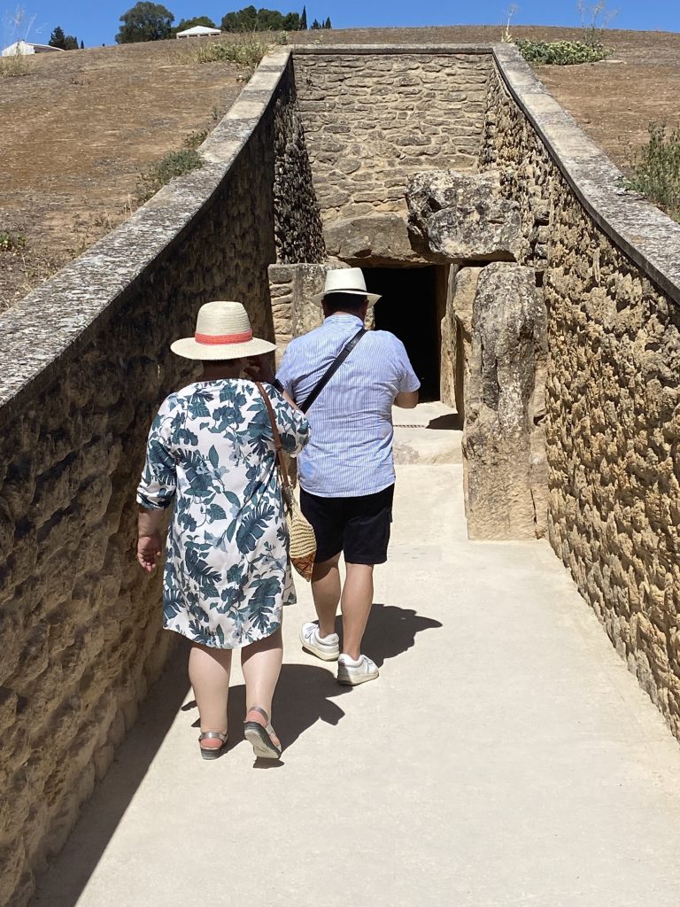 Visitantes en la entrada del Dolmen de Viera de Antequera (julio 2023)