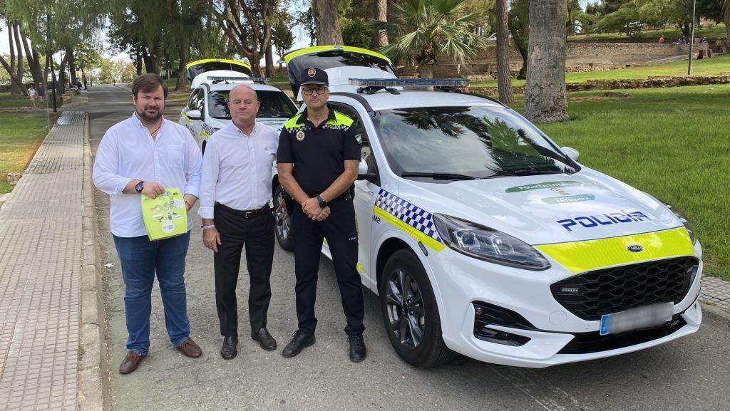 Antonio García Mendoza, Manolo Barón y Francisco Alcántara a junto a los nuevos vehículos para la Policía Local de Antequera (agosto 2023)