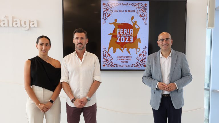 Claudia Vegas, Ignacio Ramos y Manuel López en la presentación de la Feria del Emigrante de Villanueva del Rosario (agosto 2023)