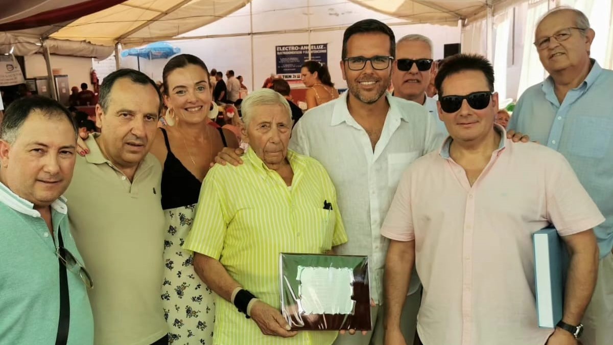 Dirigentes del PSOE de Antequera durante el homenaje a militantes histórico en la Real Feria de Agosto 2023