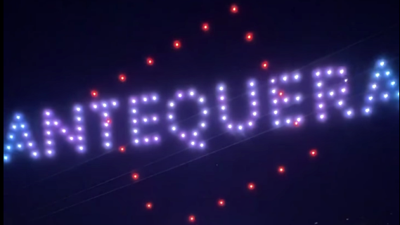 Drones iluminados y formando el nombre de la ciudad en la clausura de la Real Feria de Agosto (agosto 2023)