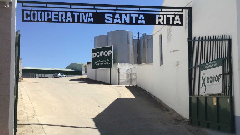 Entrada de la SCA Olivarera del Campo Santa Rita