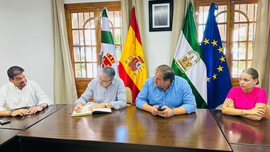 Francisco Salado, firmando en el Libro de Honor del Ayuntamiento de Ardales (agosto 2023)