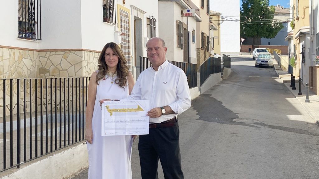 La concejala Teresa Molina y el alcalde Manolo Barón con el plano del proyecto de la obra de la calle Alcázar de Toledo (agosto 2023)