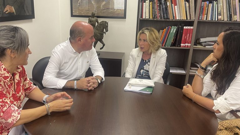 Paqui Sánchez, concejala de Empleo; el alcalde Manolo Barón; Carmen Sánchez, delegada territorial de Empleo, y Ana Cebrián, edil de Turismo y Comercio (agosto 2023)