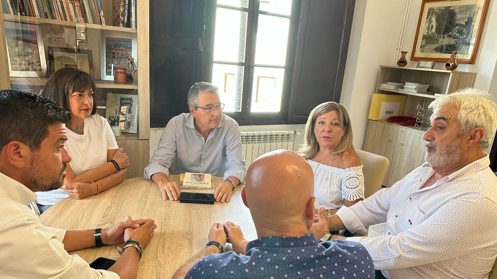 Reunión de los responsables de la Diputación y miembros de la Corporación municipal en el Ayuntamiento de Carratraca (agosto 2023)