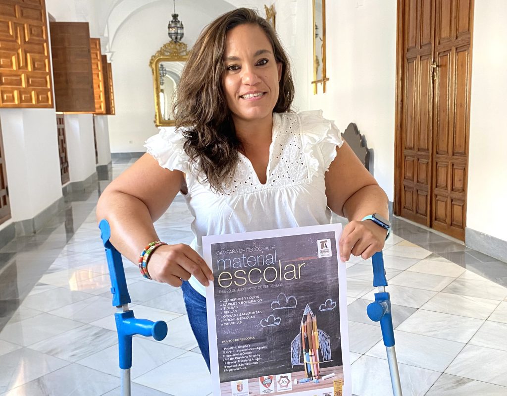 Sara Ríos, concejala de Educación, con el cartel de la campaña solidaria de recogida de material escolar