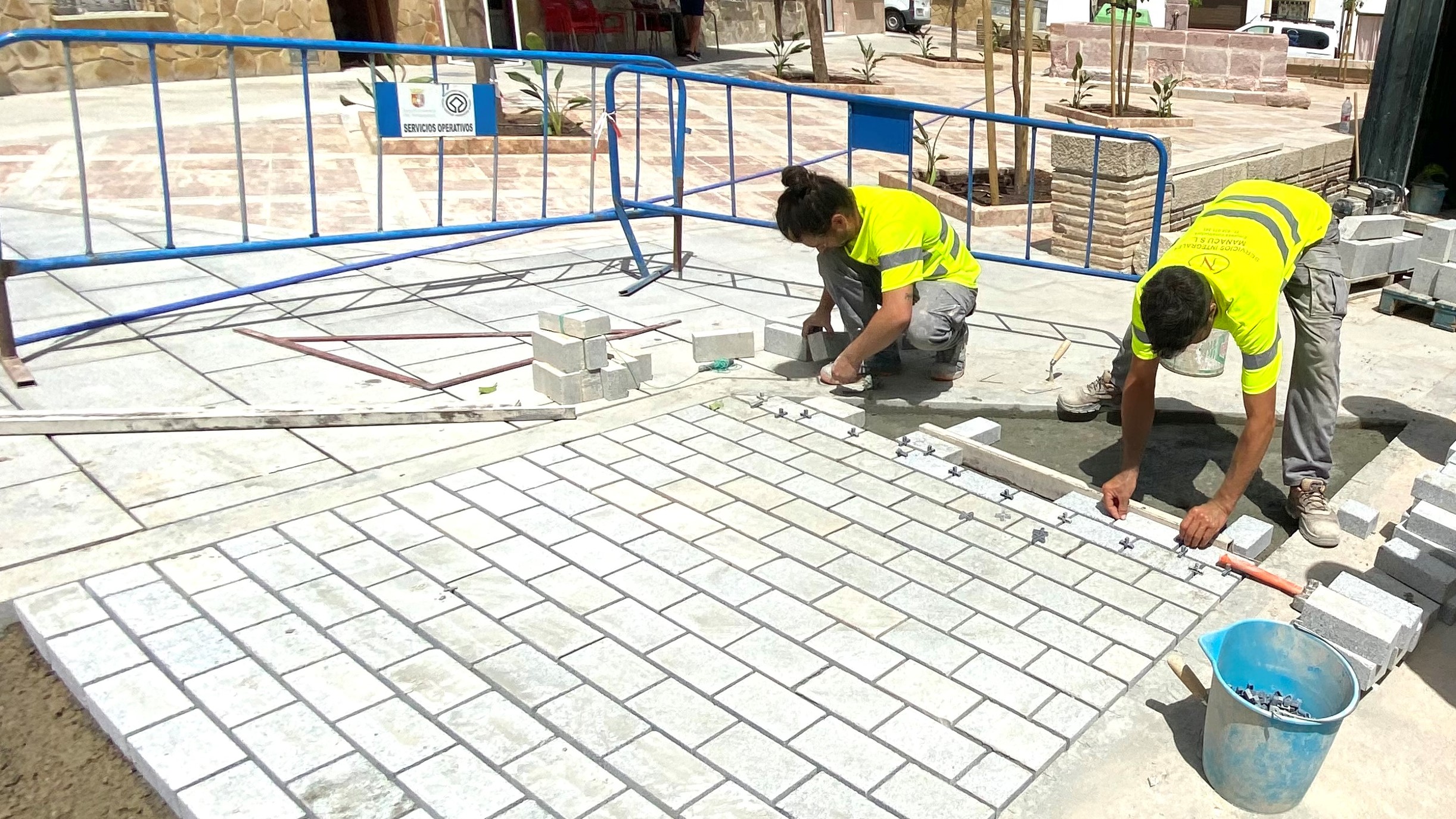 Trabajadores del PFEA en las recientes obras realizadas en la plaza del Espíritu Santo (agosto 2023)