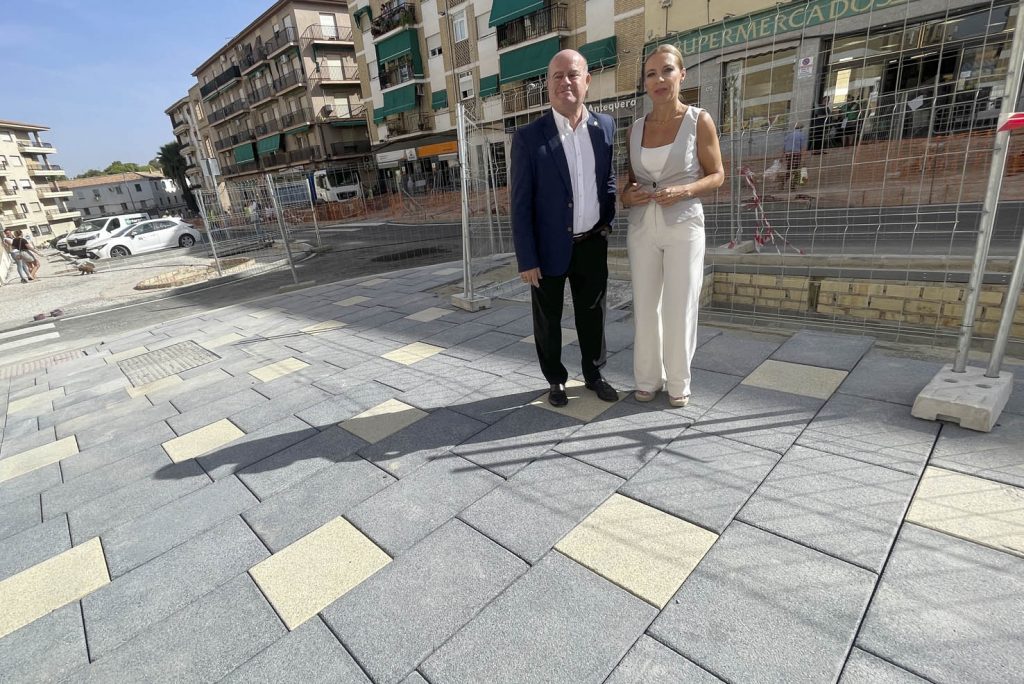 El alcalde de Antequera, Manolo Barón y la diputada de Fomento, Nieves Atencia, junto a las obras de la avenida de La Legión (septiembre 2023)