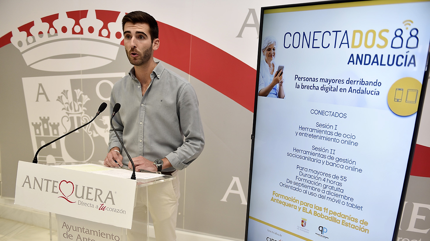 El concejal de Anejos, José Manuel Fernández, presentando los cursos de Cibervoluntarios (septiembre 2023)