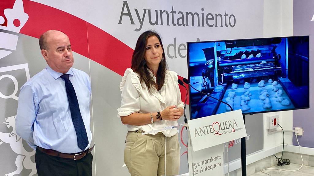 La concejala de Turismo, Ana Cebrián, junto al alcalde Manolo Barón, en la presentación de la candidatura de Antequera a Capital Española de la Gastronomía 2024 (septiembre 2023)