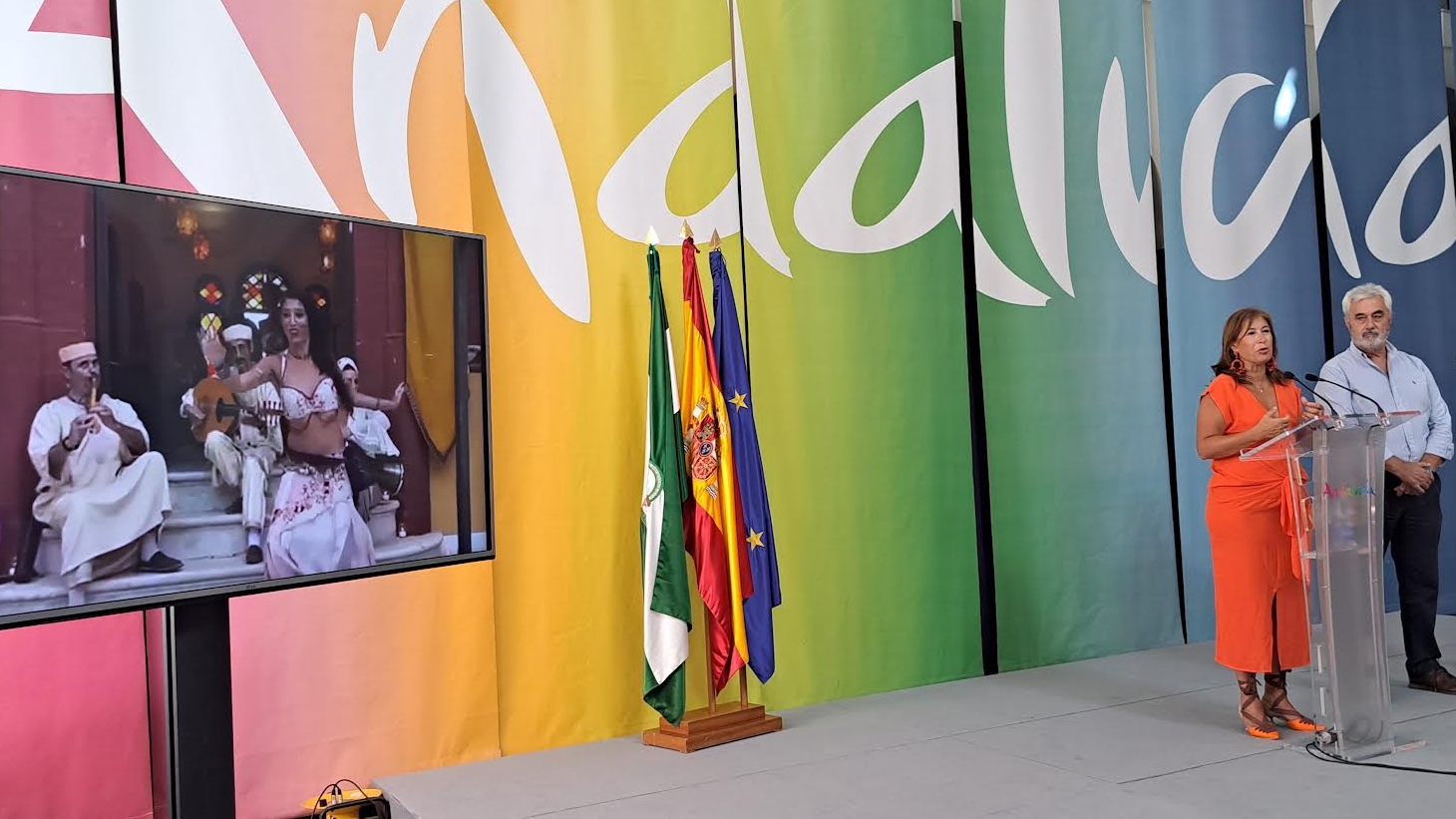 La delegada de territorial de Turismo, Gemma del Corral, y el alcalde de Carratraca, Antonio Sepúlveda en la presentación del XXVI Festival Embrujo Andalusí (septiembre 2023)