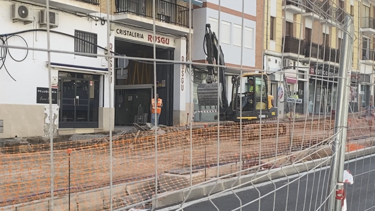 Maquinaria de las obras de la avenida de la Legión de Antequera trabajando cerca de negocio de la vía (septiembre 2023)