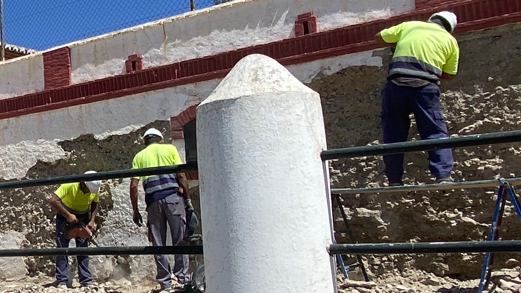 Trabajadores en la obra de reforma del antiguo depósito de agua de Veracruz (julio 2023)