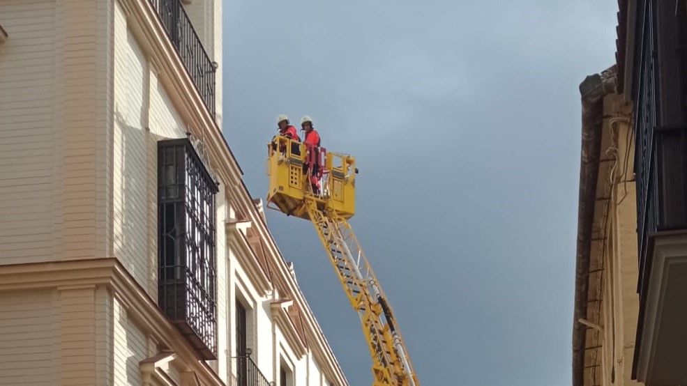 Bomberos actuando en un tejado de la calle Cantareros (octubre 2023)