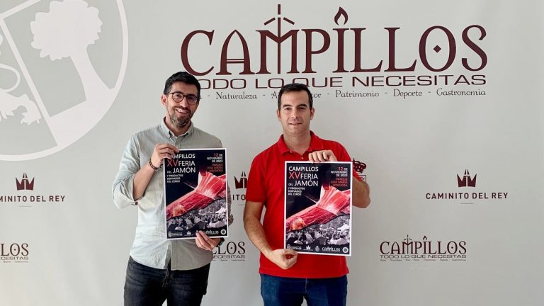 Daniel Pérez, alcalde de Campillos, y Diego Gómez, concejal de Turismo, con el cartel de la XV Feria del Jamón (octubre 2023)