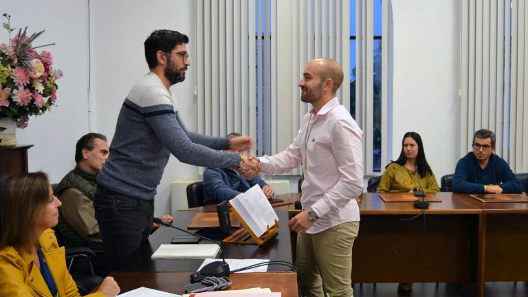 El alcalde de Campillos, Daniel Pérez, dando la bienvenida a Miguel Cortés al equipo de Gobierno (octubre 2023)