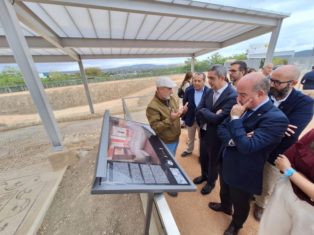 El arquitecto municipal, Manuel Romero, explicando a las autoridades particulares de la Villa Romana de la Estación de Antequera (octubre 2023)