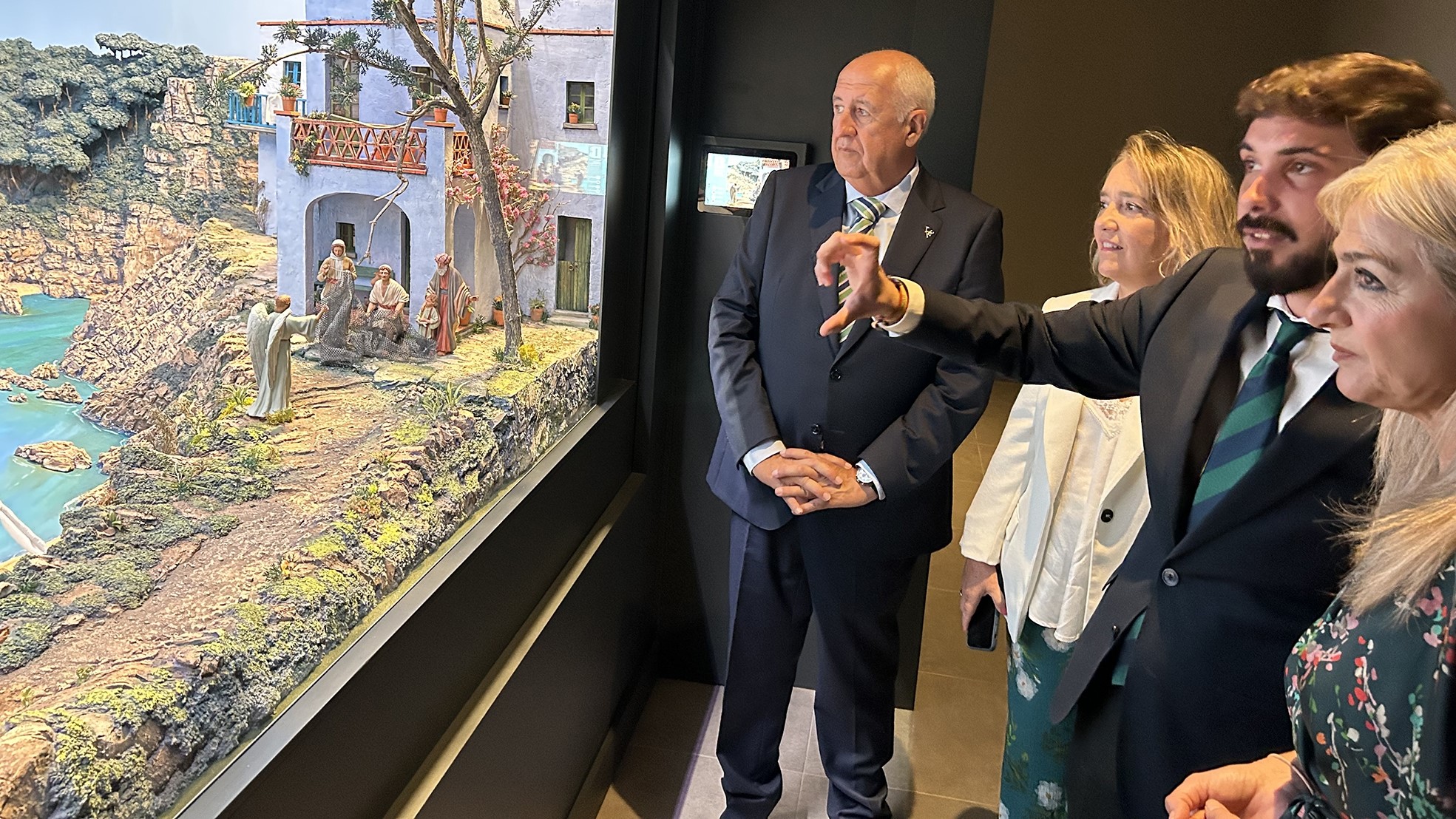 El director del Museo de Arte Belenista, Alejandro Calderón, explicando a la consejera de Desarrollo Educativo, Patricia del Pozo, una de las nuevas obras