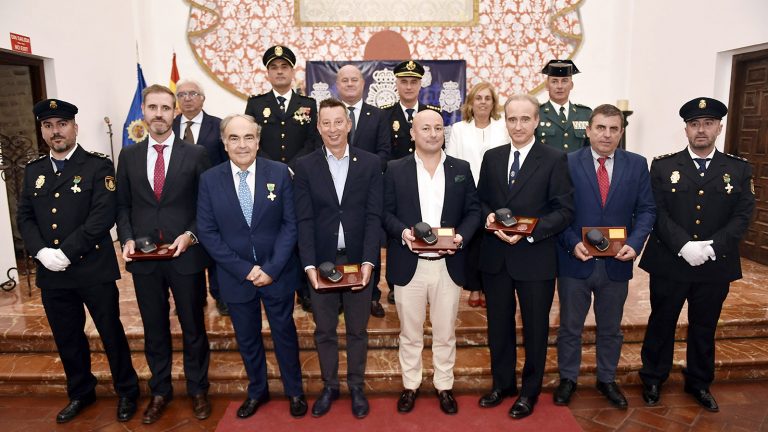 Foto de familia de responsables policiales y distinguidos en la fiesta de loa Santos Ángeles Custodios en Antequera (octubre 2023)