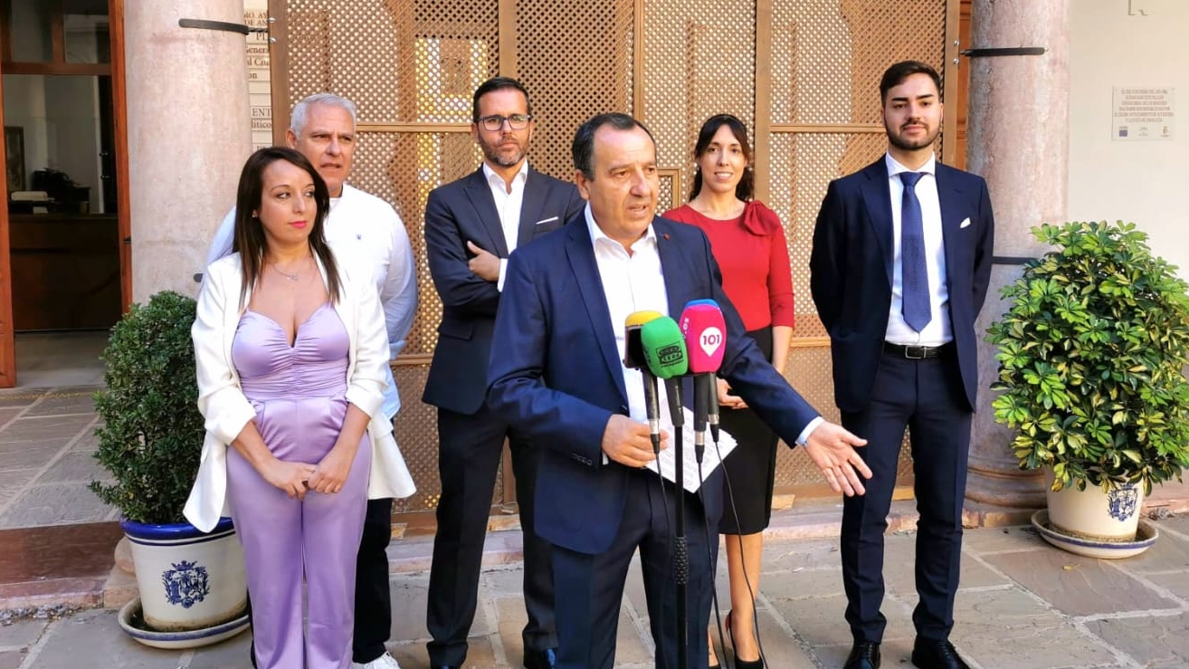 José Luis Ruiz Espejo, junto al resto de concejales del PSOE en el Ayuntamiento de Antequera (octubre 2023)